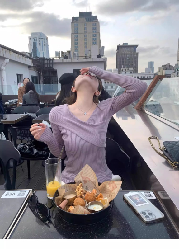 设计感灰紫色交叉V领针织打底衫女秋季锁骨修身显瘦毛衣露肩上衣|undefined