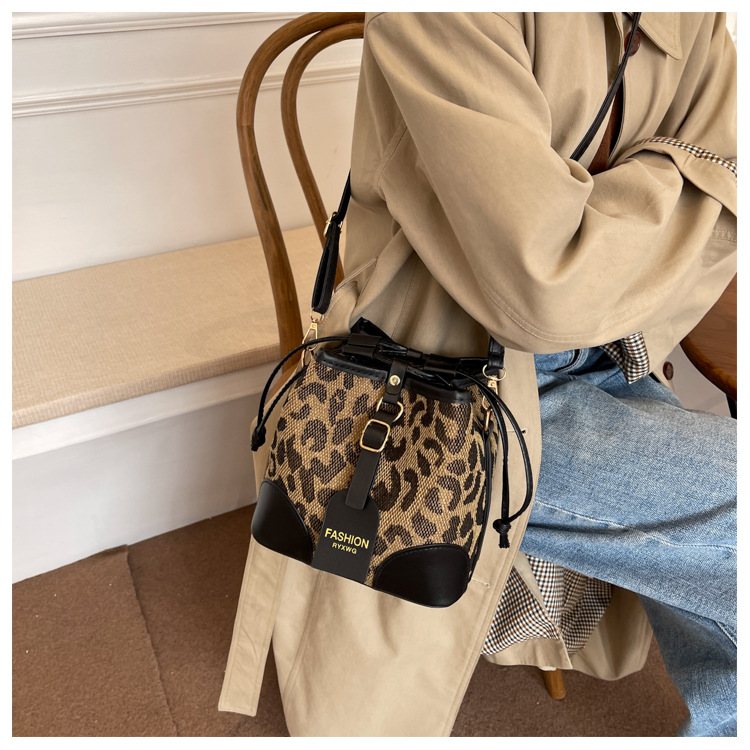 Fashion Small Bag Female New Fashion Autumn And Winter Retro One-shoulder Messenger Bag display picture 22