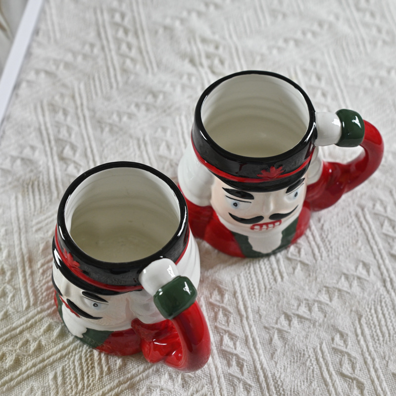 Pedido de exportación Navidad dibujos animados cascanueces tazas de cerámica de alta temperatura bajo vidrio pintado taza de agua taza de regalo tridimensional
