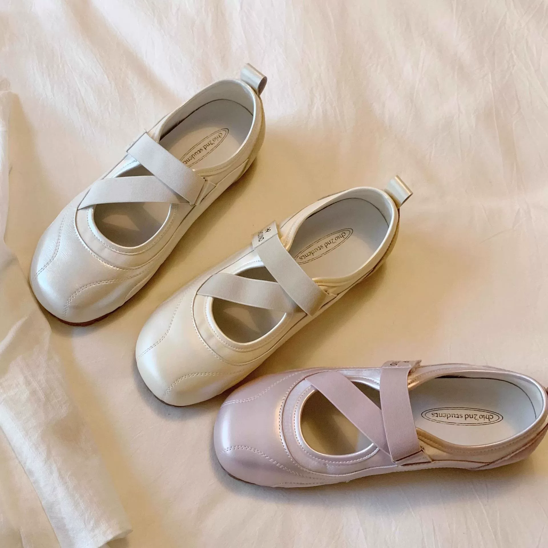 2025 новые женские туфли-лодочки на плоской подошве с перекрестными ремешками, светлые кожаные туфли для лета, туфли для юбок