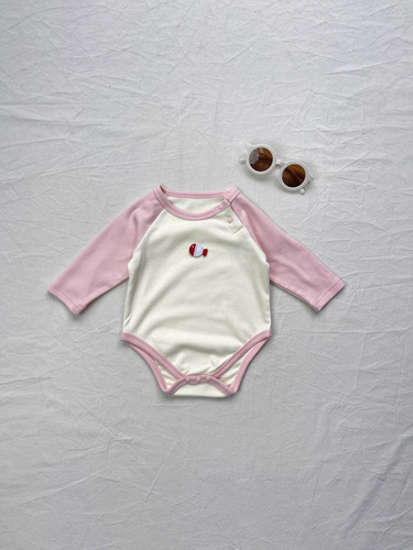 Korean-style Instagram-inspired patchwork-sleeved one-piece long-sleeved romper, cute little icon embroidery triangular romper for spring and autumn.