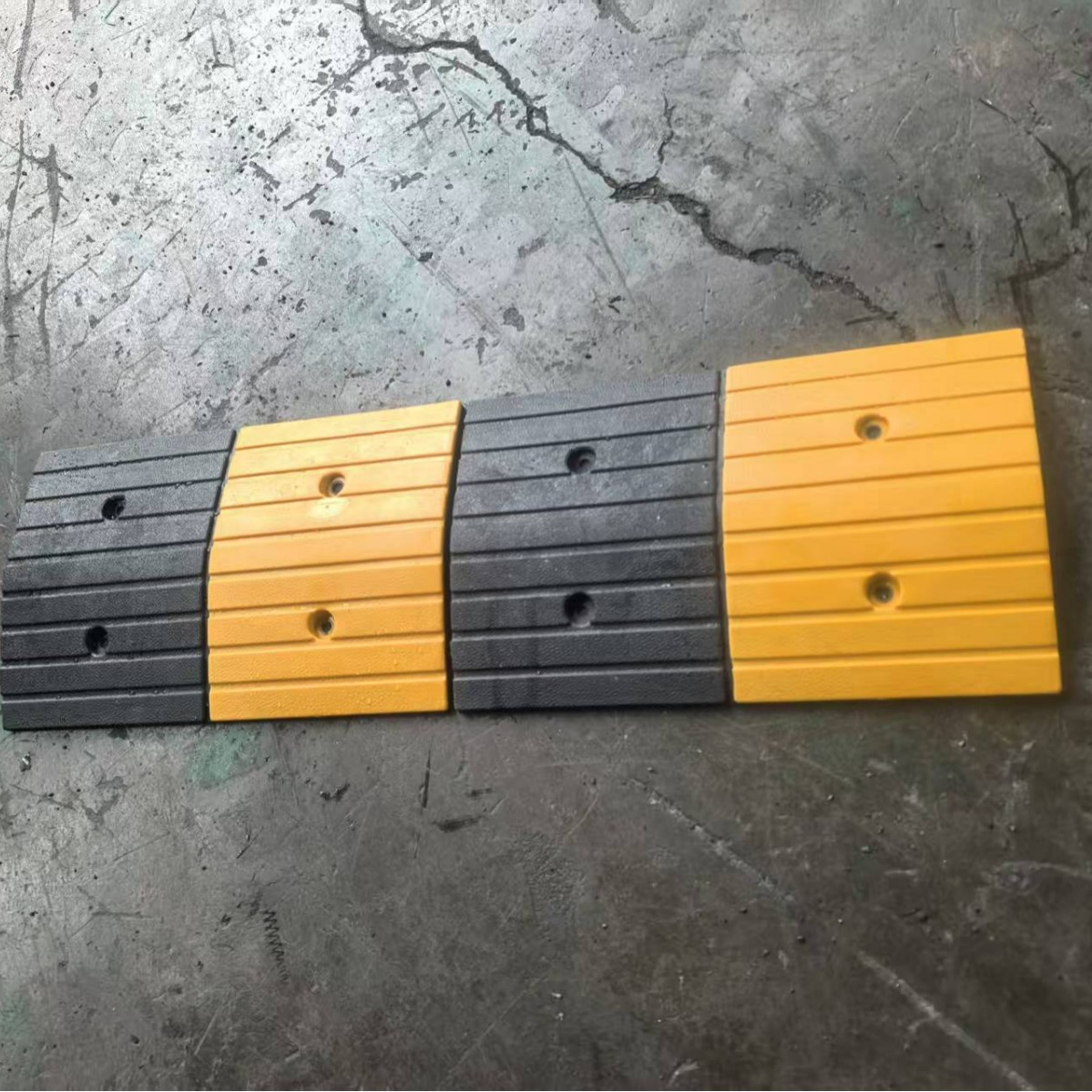 Rubber Speed Bumps, Cast Steel Thickened Traffic Facilities, Cast Iron Speed Limit Reduction Bumpers, Speed Humps