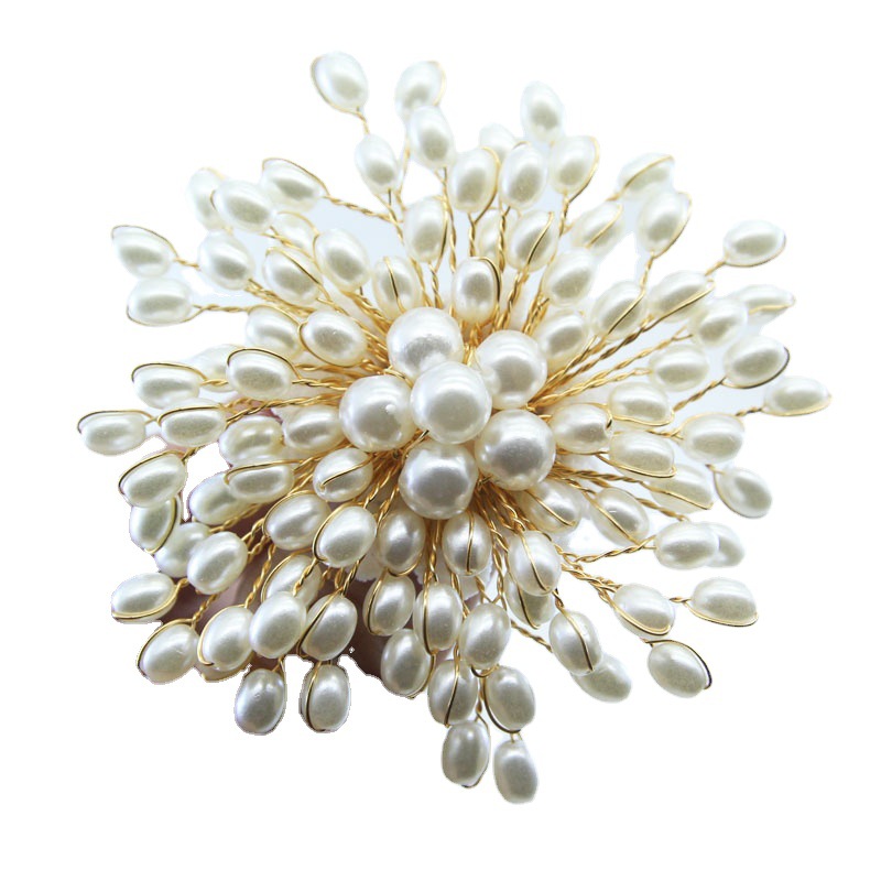 阮昊真珠は手作業で鳳凰のしっぽのブローチを編みます。