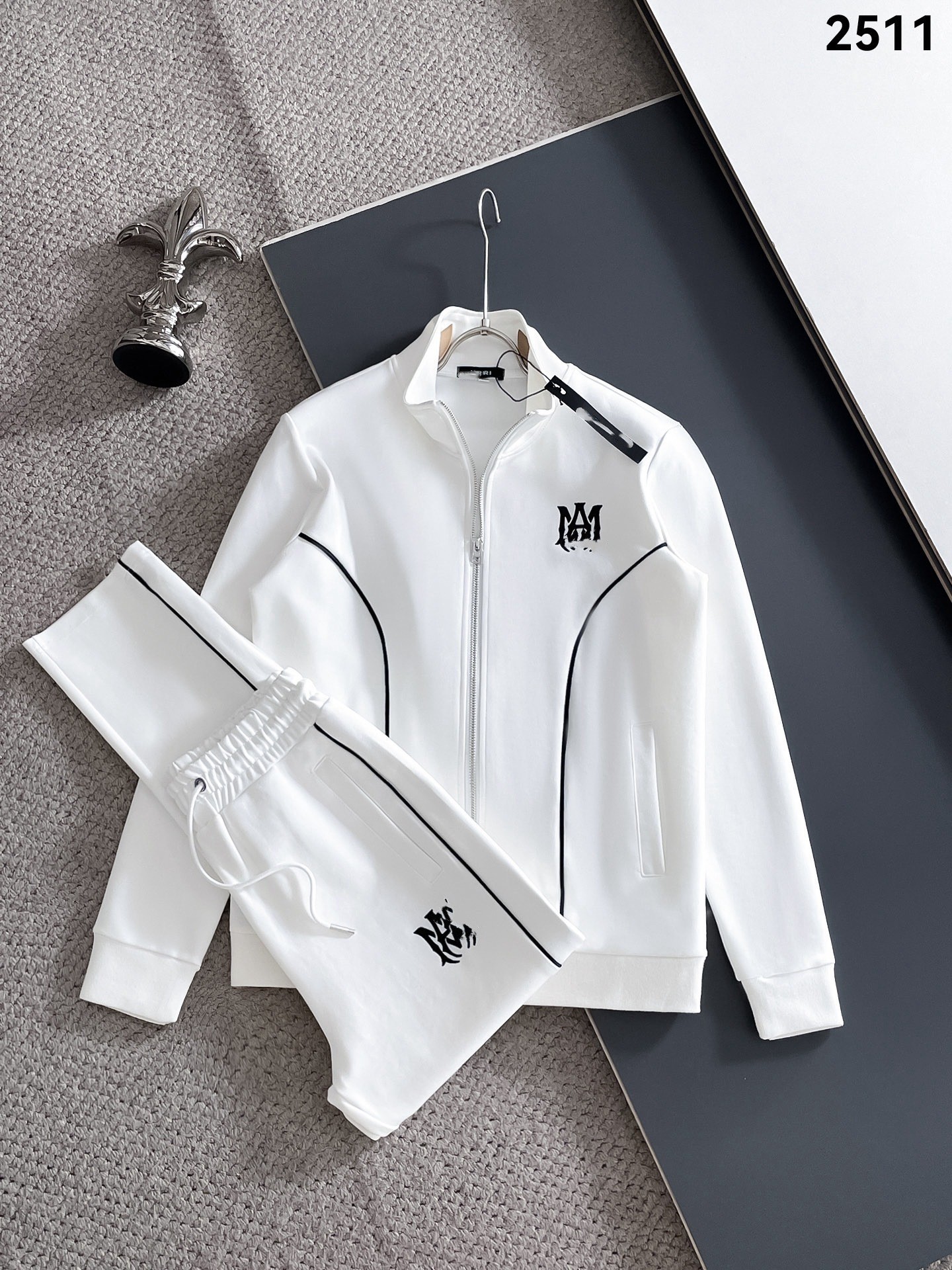 White 2511 / M