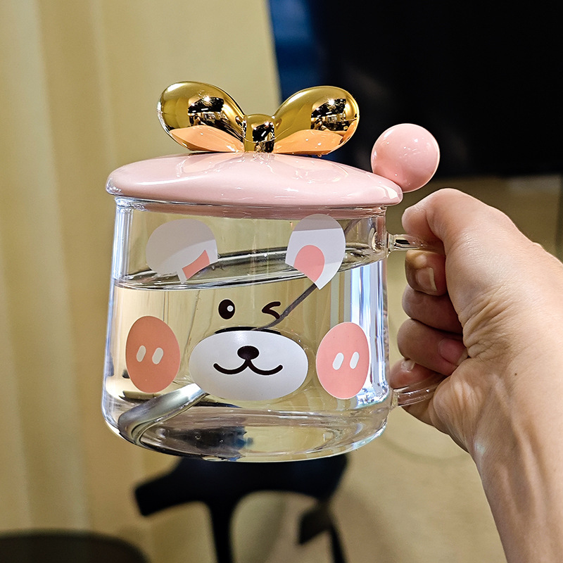 かわいいカップを飲む女性は高温に耐えます。|undefined