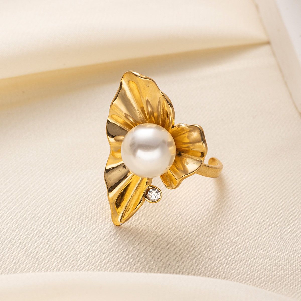 Anillo de acero inoxidable europeo y americano de Tena, sentido de nicho, moda de alta gama, flores de imitación de perlas, pendientes de flores, pendientes