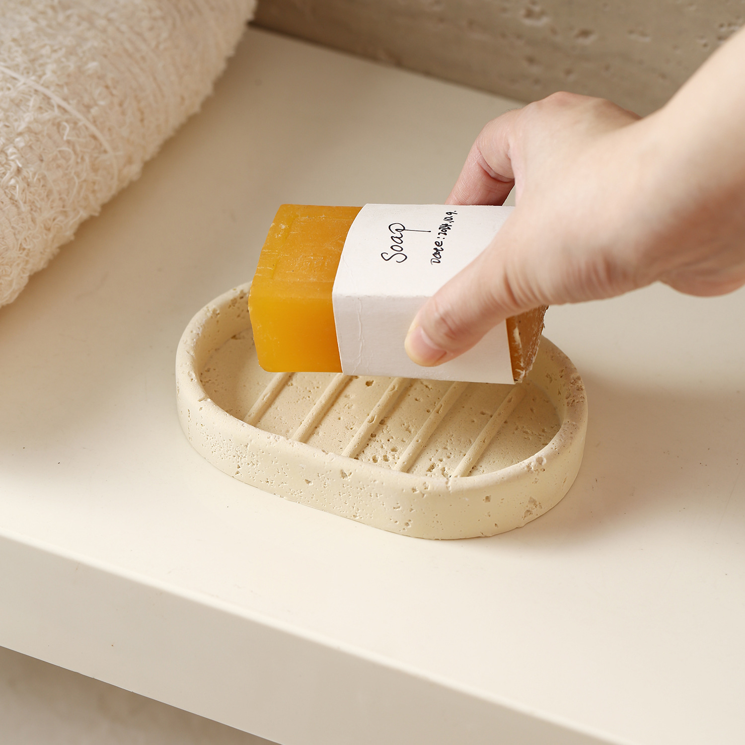 Túnel de viento silencioso almacena siete conjuntos de tazas de enjuague bucal, soporte de cepillo de dientes, botella de emulsión, botella de fragancia, bandeja de jabón, mesa de lavado