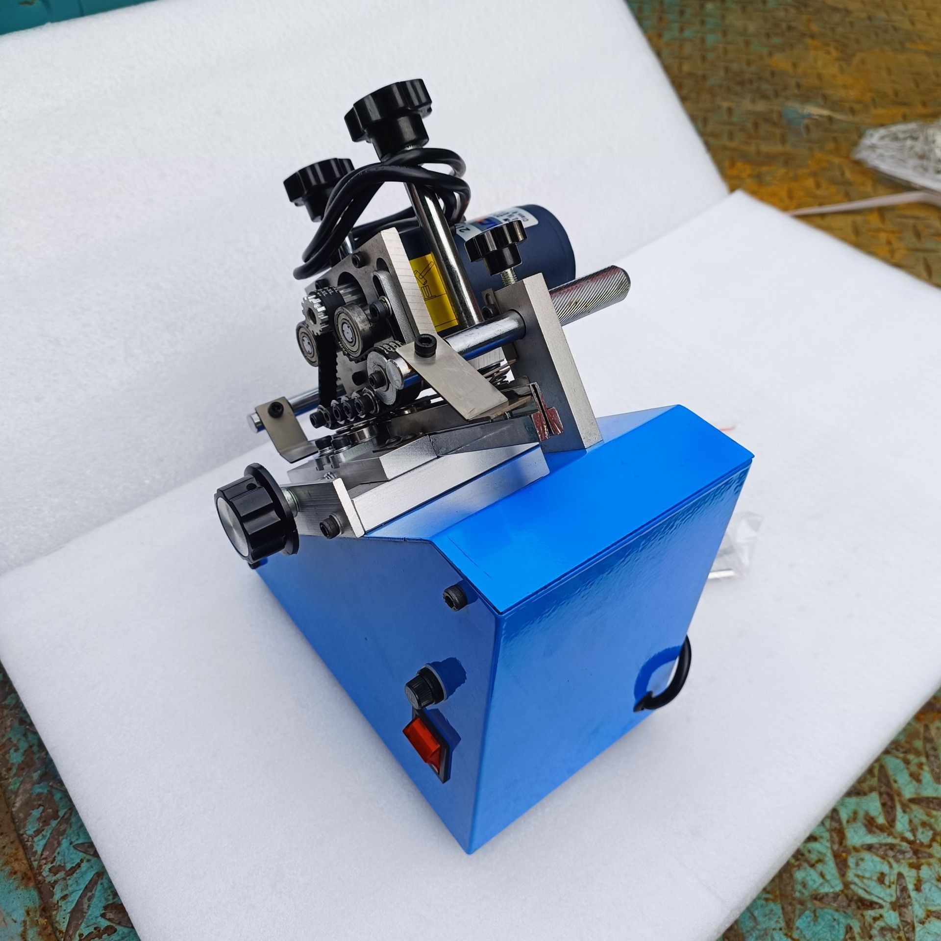 自动下料电动光耦整脚设备全自动IC整型机电子元器件芯片成型机