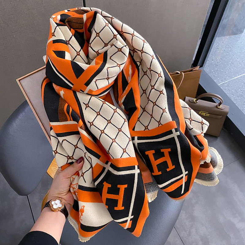Hアルファベットのファッションはカシミヤのマフラーの女性を真似ています。|undefined