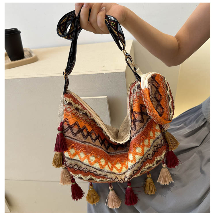 Women's Medium Special Material Geometric Ethnic Style Streetwear Tassel Dumpling Shape Zipper Tote Bag display picture 8