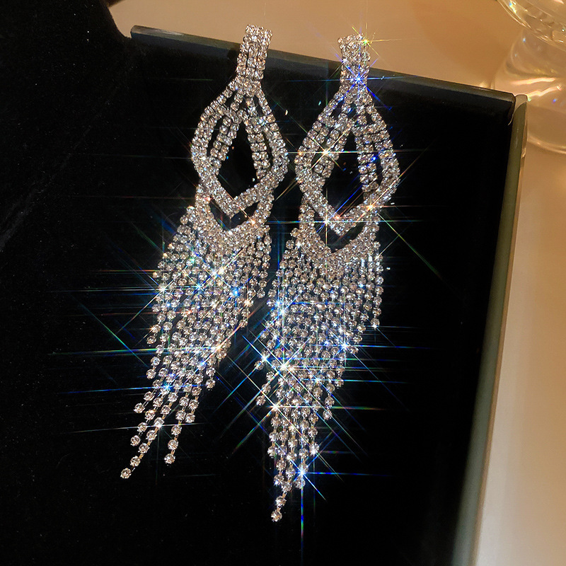 Agujas de plata transfronterizas flores de zircón aretes de bordillo estilo de moda pernos de auriculares lujosos de alto nivel de diseño de auriculares nicho