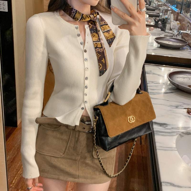 早秋巨显瘦的圆领长袖针织开衫女2025新款修身好看外穿短款小上衣|undefined