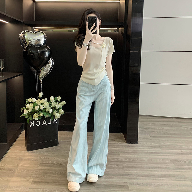Women's Summer Outfit 2026 New Popular Style Three-Dimensional Floral Waist-Cinching Knitted Short-Sleeve Top and Trendy Blue Jeans
