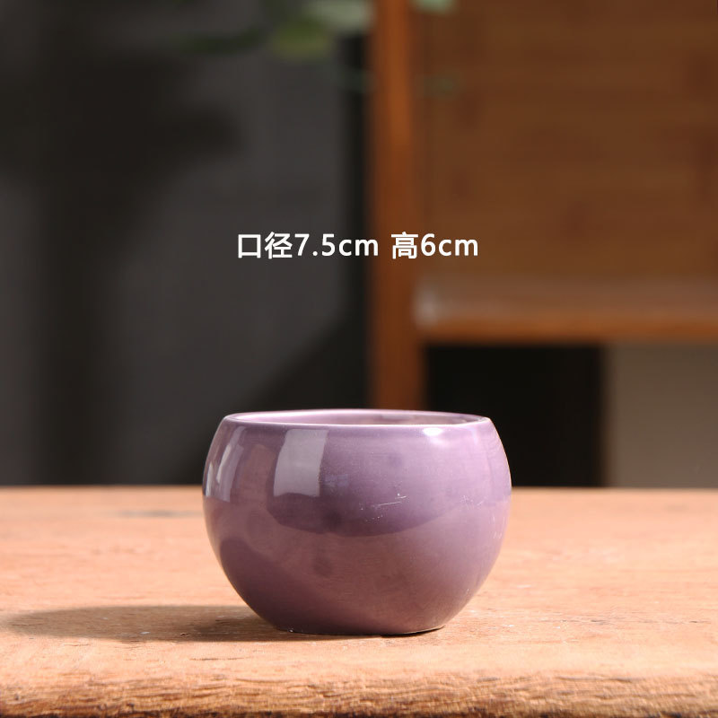 Una pequeña bola colorida morada