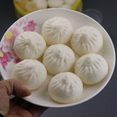 大饅頭の偽食品模型の花巻焼き餃子のおもちゃの朝食の置物の小籠包の装飾をシミュレーションします。