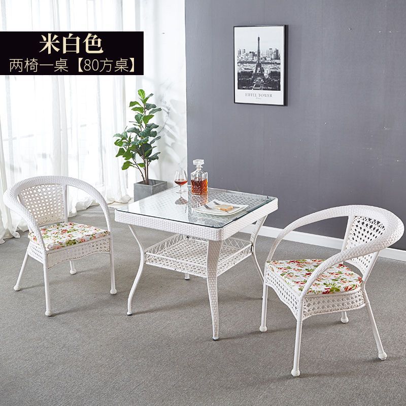 황백색 의자 2개와 80제곱미터 테이블