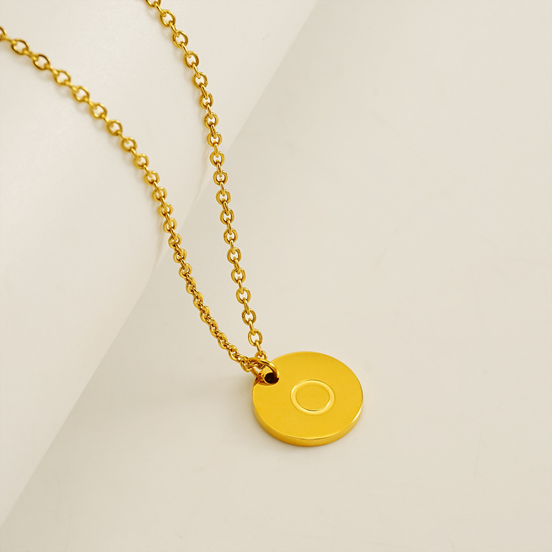 Europa y los Estados Unidos venta caliente alta sensación de colgante de letras de acero inoxidable collar de oro de acero titanio inglés al por mayor cadena clavícula
