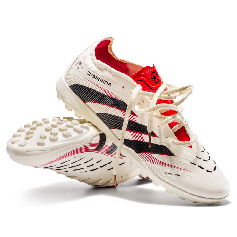 베이지색 부러진 손톱