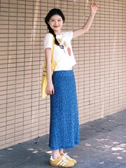 青いストレートの花の半身のスカートの女性の夏の薄いデザイン感の小さい大衆の気質はやせているレースの中で長いスカートを現します。