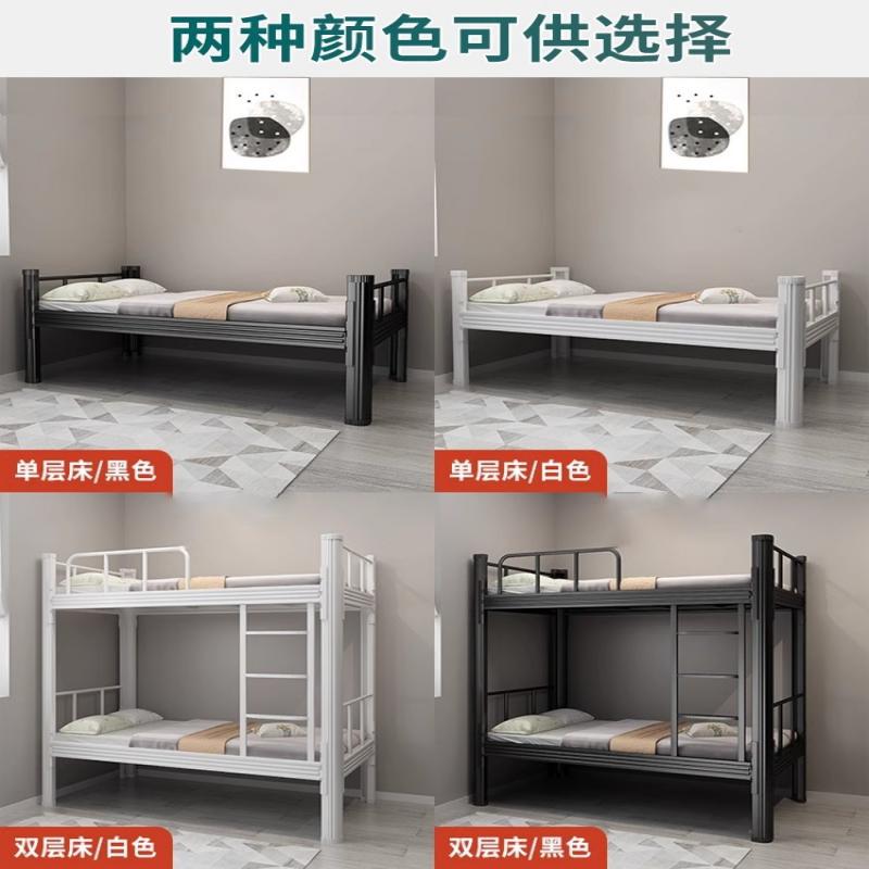 二段ベッドの上下に鉄製ベッドを敷いています。