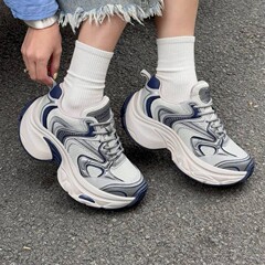ヨーロッパステーションの女性の靴 2025 春の新通気性メッシュ厚底お父さん靴女性の多用途身長を伸ばすカジュアルスポーツシューズ