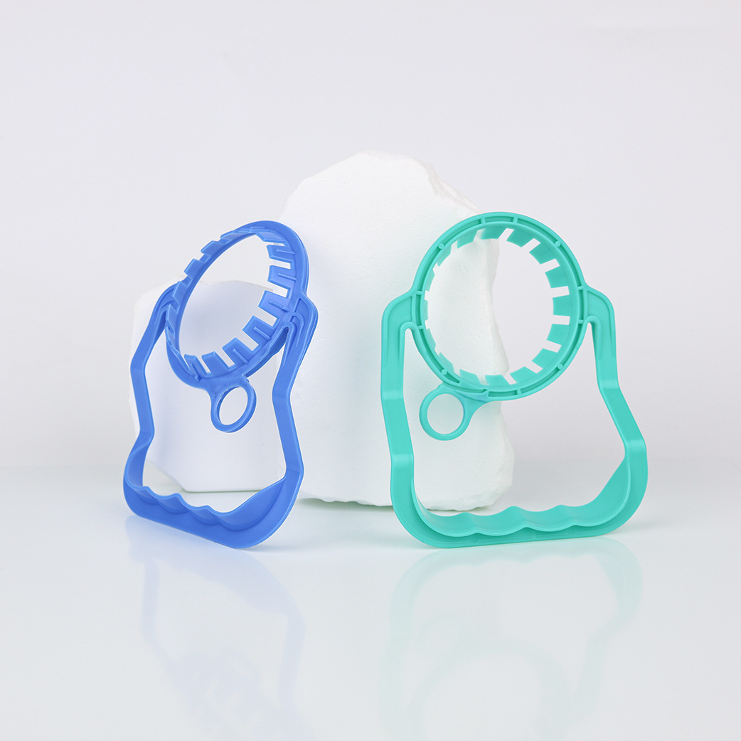 Fábrica de fuente al por mayor 55 calibre botella de bebidas PE mango de plástico mango botella de agua potable desechable