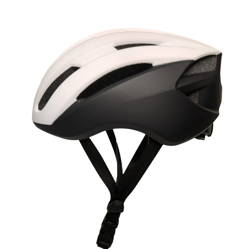 タース隊長の自転車のヘルメットの女性は一体で通気性があります。|undefined