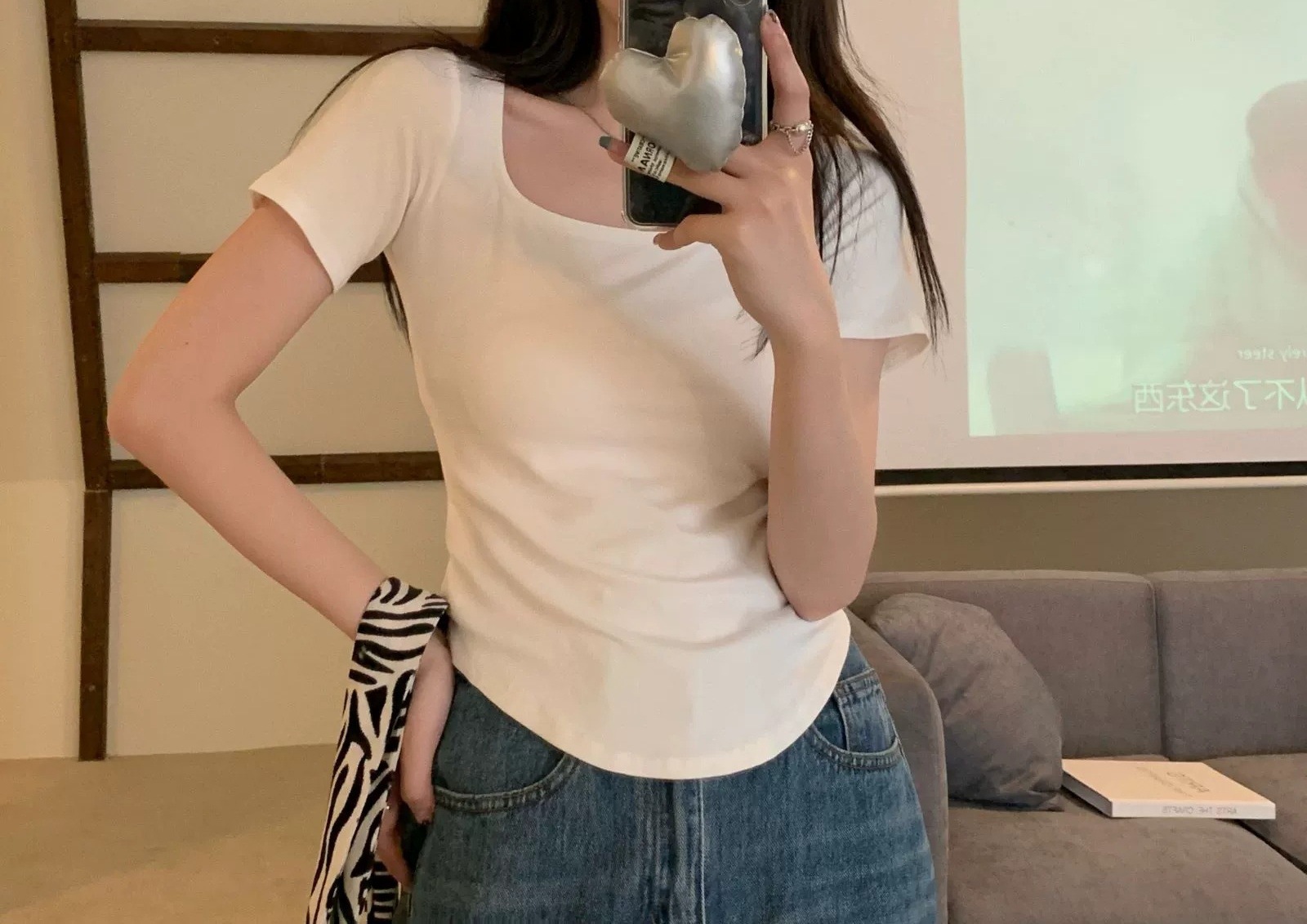 Pure desire niche white short sleeved t-shirt for women in summer 2024, new style with front shoulders to cover the_voghion.com