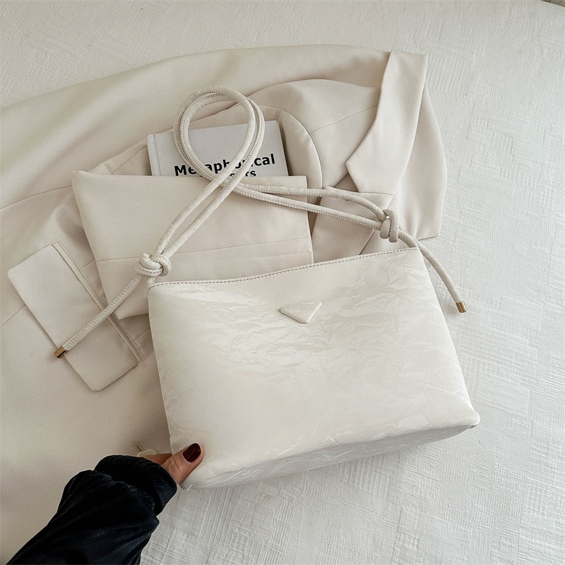 Bolsos de cercanías de gran capacidad para mujer 2024 primavera y verano nueva moda nicho textura de alta gama bandolera bandolera