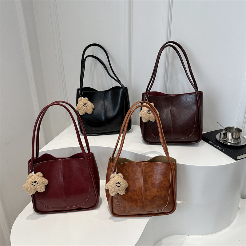 Bolsa de hombro retro de gran capacidad de textura de viaje para mujeres otoño y invierno 2024 nueva bolsa de ocio personalizada bolsa especial de moda