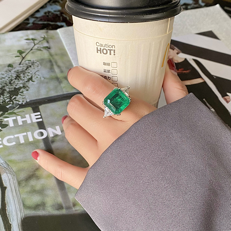 2023 nuevo estilo zhuang sheng joyería de cobre inferior chapado en oro de moda europea y americana imitación color tesoro princesa cuadrado 14*14 anillo para mujeres