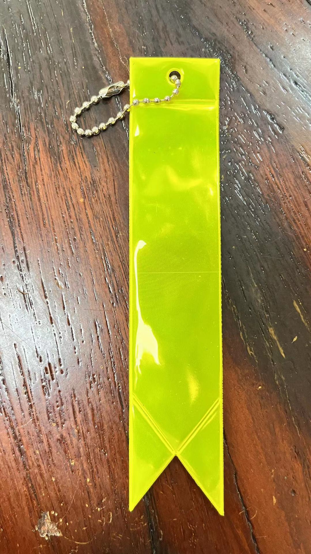 Venta caliente transfronteriza 13 colores colgante reflectante serpentina PVC reflectante bolsa colgante llavero fluorescente fabricante spot