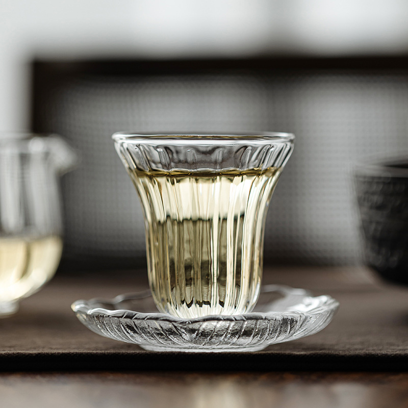 Taza de té pequeña de vidrio de pétalos de crisantemo Taza maestra gruesa y resistente al calor Taza de té japonesa de una sola taza con plato de posavasos Taza personal para té