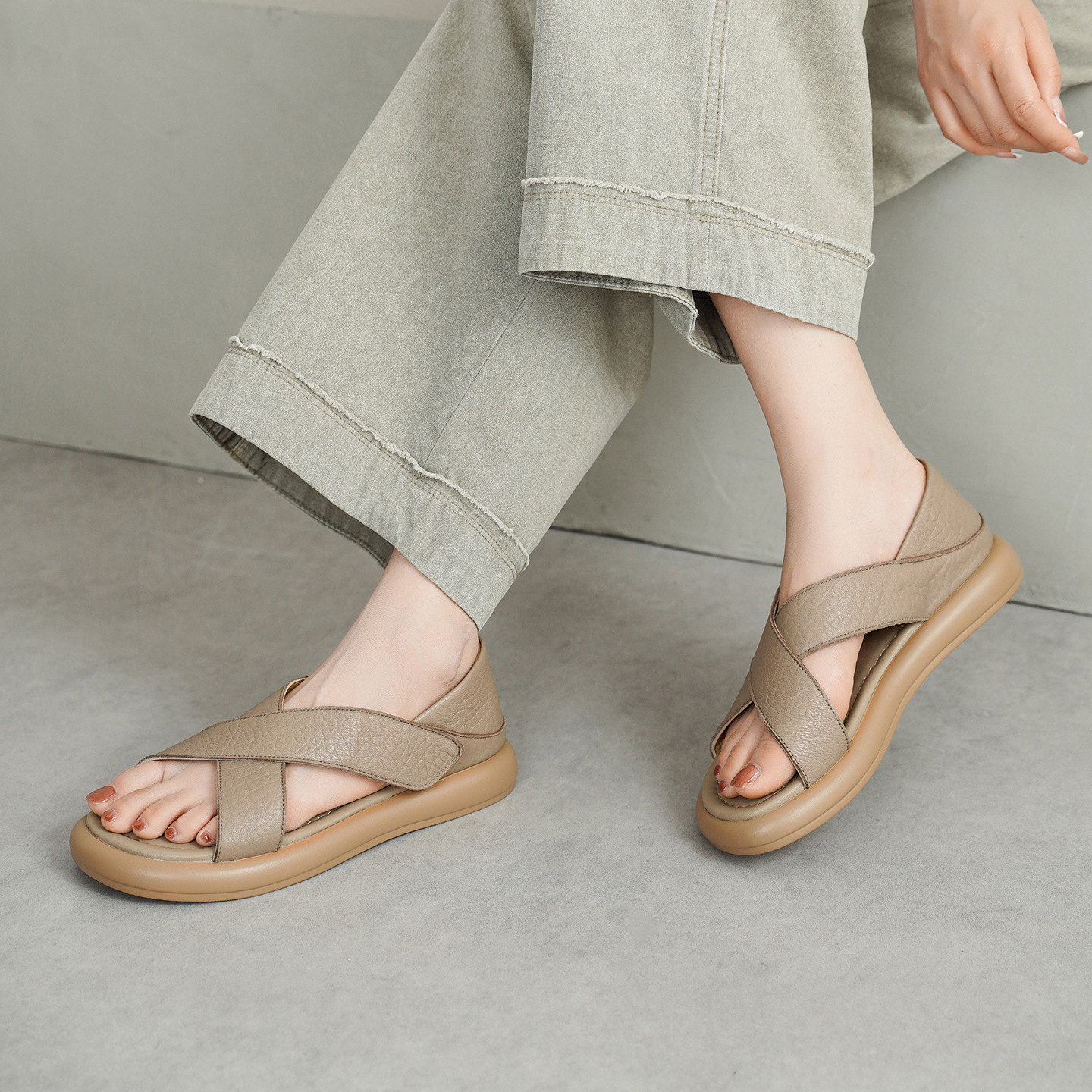 Sandal nữ hở mũi đế dày da cừu phong cách đơn giản, quai dán tiện lợi — màu be