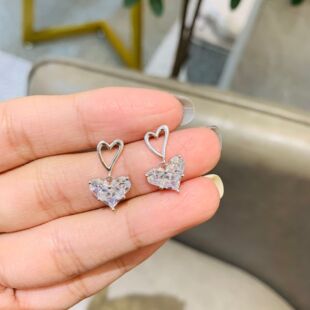 �a��չ�����˾��ͬ����Ķ��h���y�r�К��|Ů�M����ζ�ᔶ��