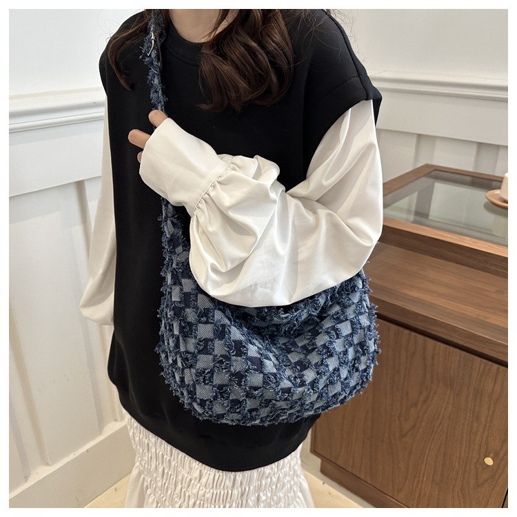 Casual and fashionable crossbody bag 2025 new style large-capacity simple checkered single-shoulder bag, personalized and versatile, lightweight underarm bag undefined