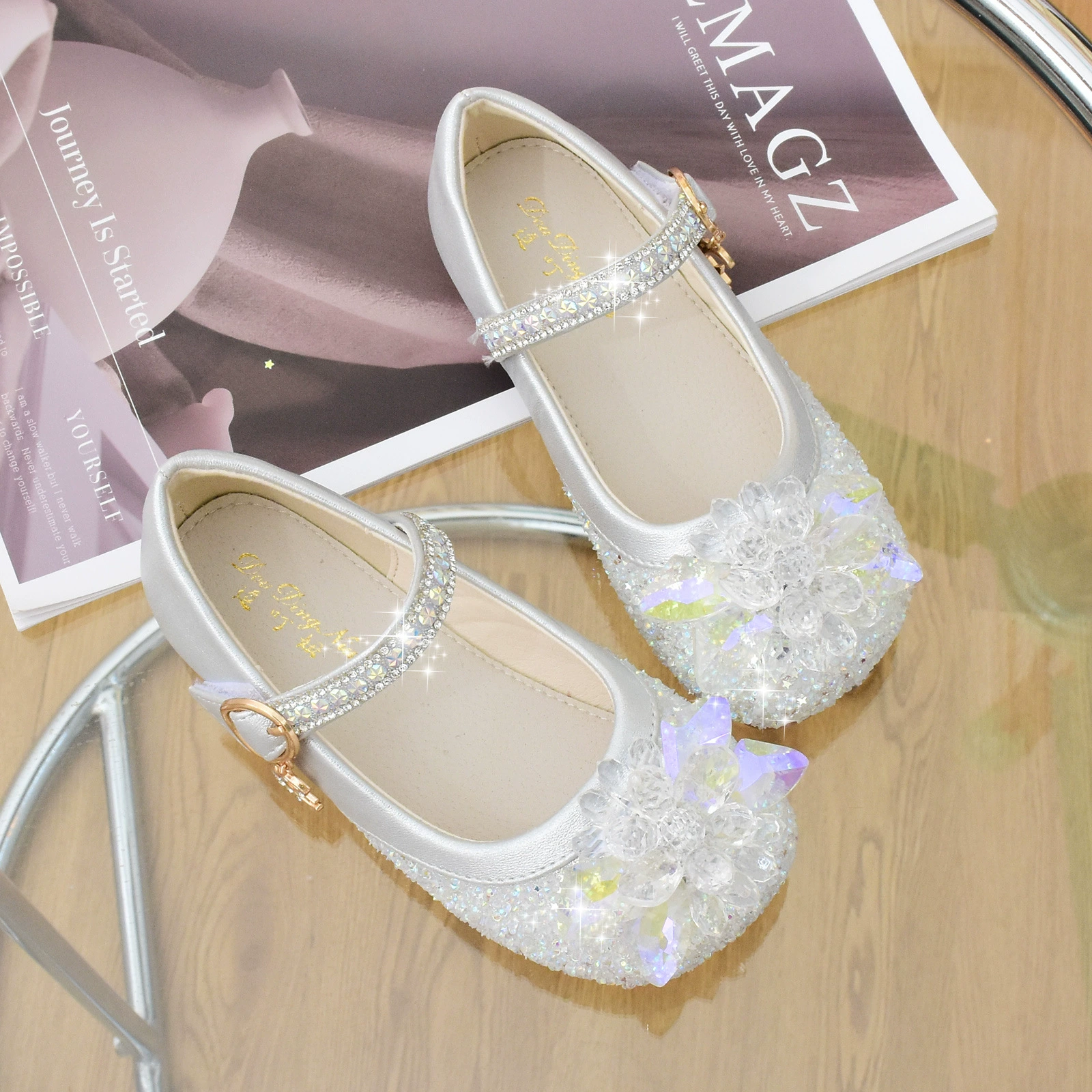 Кожаные туфли для девочек с кристаллами Туфли принцессы для маленьких девочек с мягкой подошвой и бриллиантами, новая детская обувь оптом