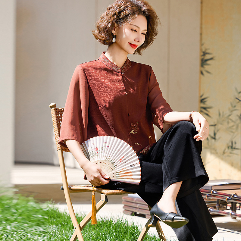 お母さんの夏服の新しい中国式の高貴なスーツの新型の中高年の女性のファッション的な洋風の刺繍の小さいシャツはやせている2つのセットを現します。|undefined