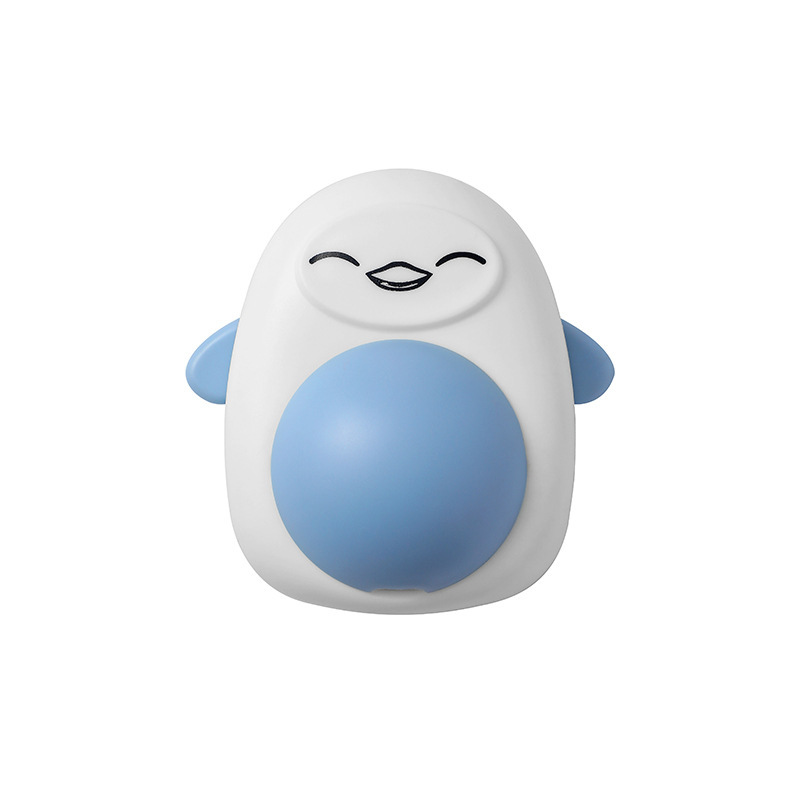 猫のおもちゃの回転猫のミントのボールを舐めます。