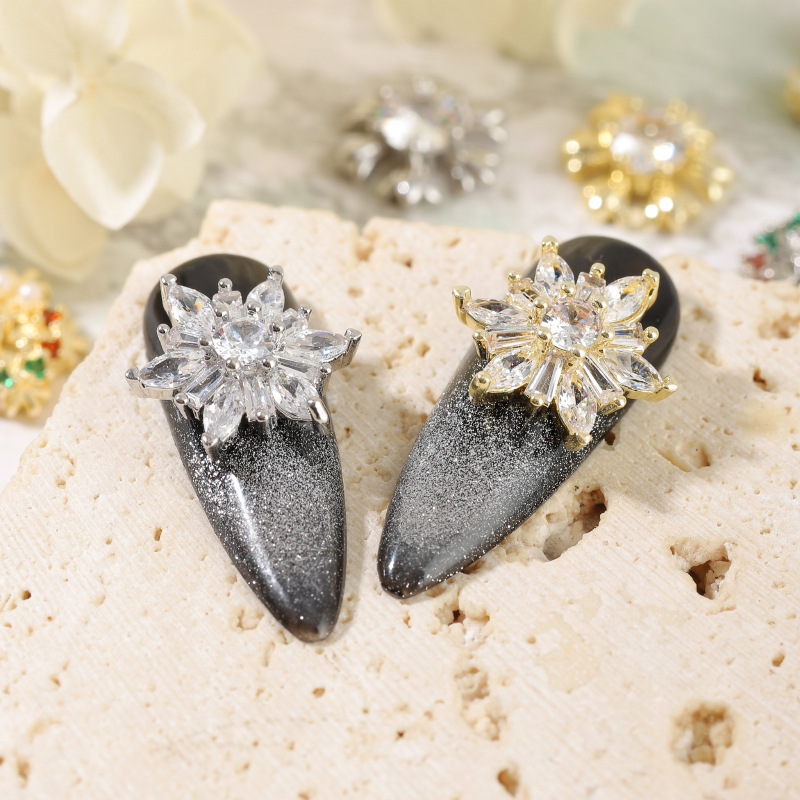 冬の新しいネイルジルコンのアクセサリーは贅沢な雪花シリーズの真金の爪のドリルはクリスマスの装飾品の卸売りを飾ります。|undefined