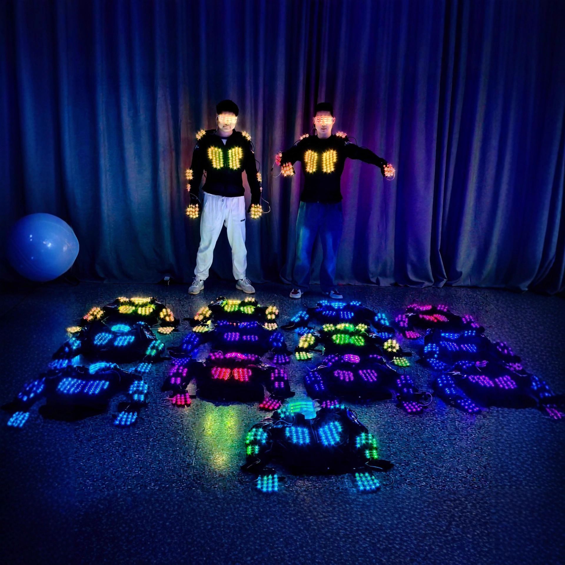 酒吧商演表演道具面具手套眼镜新款LED发光盔甲套装彩色爆闪服装