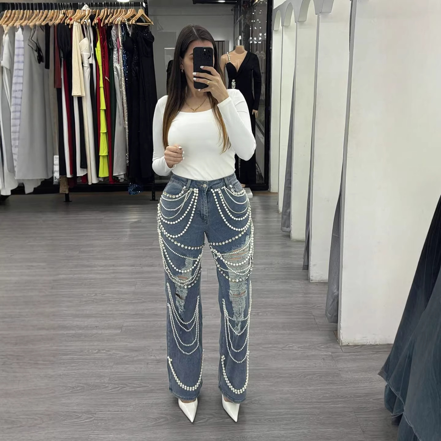 Dameskleding: Damesjeans met rechte pijpen en een verwassen look, met een hanger in de vorm van een diamanten ketting. Modieus voor formele en casual gelegenheden._voghion.com