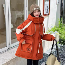 中长款羽绒服女冬季2025新款拼接连帽工装派克服收腰拼接冲锋外套