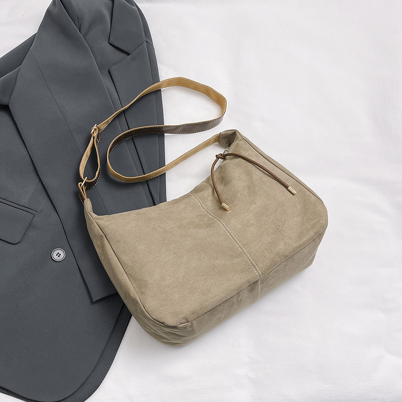 Bolsa grande simple para mujeres otoño y invierno 2024 nueva bolsa de hombro de gran capacidad de viento perezoso de viaje oblicuo bolso de moda