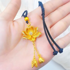 沙金二世歓蓮の金のペンダントにハスの花を入れて色を落とさない鎖骨のネックレスを飾っています。