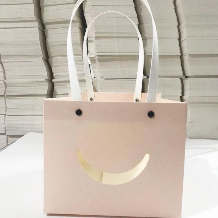 Bolso de mano con remache sonriente con ventana abierta transparente, caja de regalo de embalaje de vacaciones, joyería de juguete exquisita, bolsa de embalaje de plantas verdes al por mayor