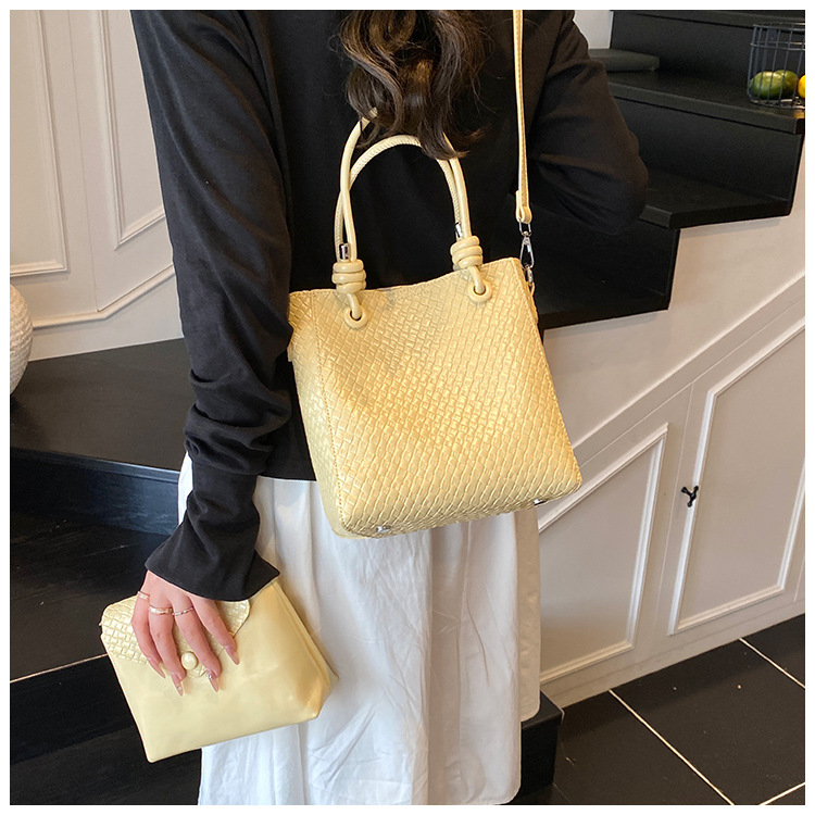A niche and simple hand-held bucket bag for the summer of 2025, featuring a fashionable and stylish Korean style with a woven pattern, is a single-shoulder crossbody bag undefined