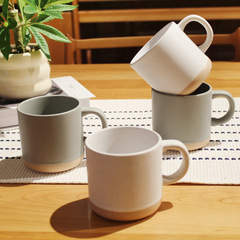 外国貿易の卸売りの2色のつづりのマグカップの陶磁器のカップルは杯の日本式のinsに対して水のコップの高い顔の値の家庭を飲みます。