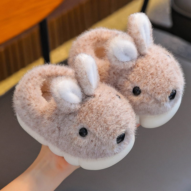 Bolsos de invierno para niños, zapatos de algodón de talón para niños y niñas, calentamiento de terciopelo, fondo grueso, padres e hijos, conejos caseros, zapatillas de algodón para bebés.