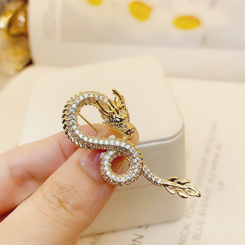 Nuevo deseo dragón broche femenino de alta gama traje creativo Dragón en forma de ramillete accesorios pin dragón año Zodiaco joyería